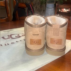 BRAND NEW Chesnut UGG ultra mini boot dupes (women’s US 9)